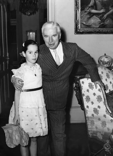 El gran Charlie Chaplin junto a su hija, una jovencísima Geraldine Chaplin en una imagen de 1955.