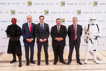 El presidente de la Junta de Andalucía, Juanma Moreno (3i); junto al alcalde de Málaga, Francisco de la Torre (2i); y el director de Comunicación y Estrategia de Comic-Con Internacional, David Glanzer (3d), durante la presentación de la San Diego Comic-Con. 