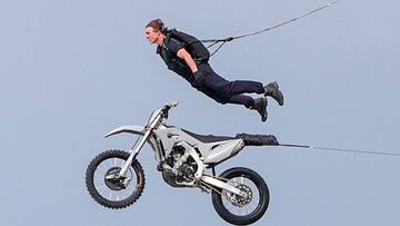 Tom Cruise is 60 years old, but he has done it again: his jump into the void while filming Mission Impossible 7 has been leaked