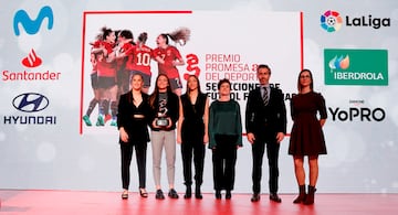 Representantes de las Selecciones femeninas de fútbol Sub-17, Sub-19 y Sub-20 recogen el galardón entregado por Nadia Tronchoni, redactora jefe de deportes de El País.